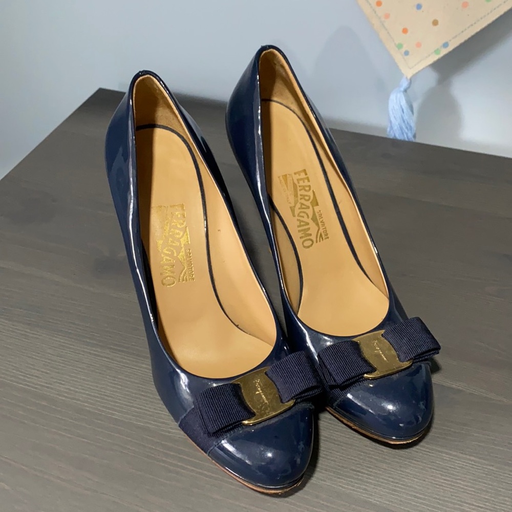 Ferragamo Navy heels,slightly worn.GOOD condition
